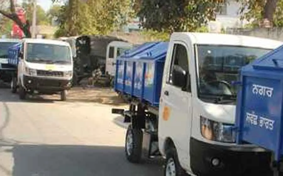 डीजल का भुगतान न होने पर दो दिनों से थमे निगम के कचरा उठाने वाले टिप्पर