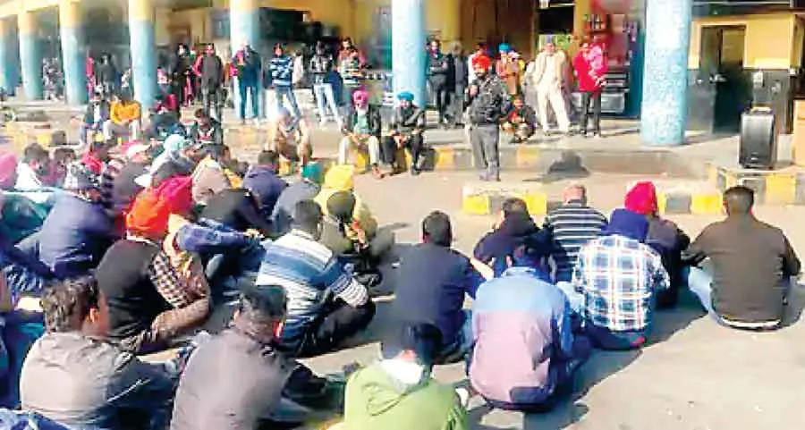 रोडवेज कर्मचारियों ने बस स्टेंड किया बंद
