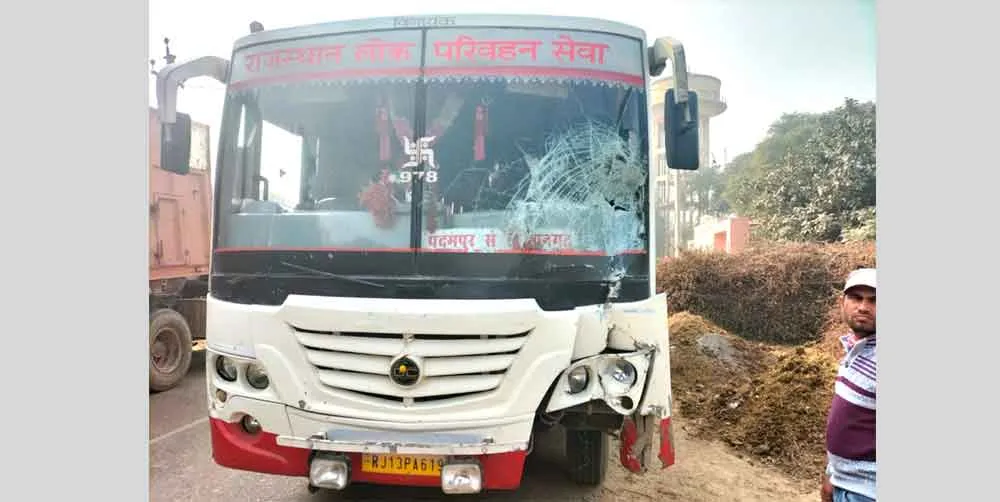 तेज रफ्तार लोक परिवहन बस की टेम्पो से भिड़ंत, तीन जने घायल