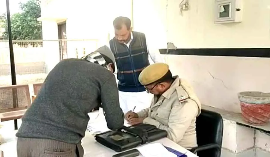 डम्पर से टकराई बाइक, मां की मौत, बेटा घायल