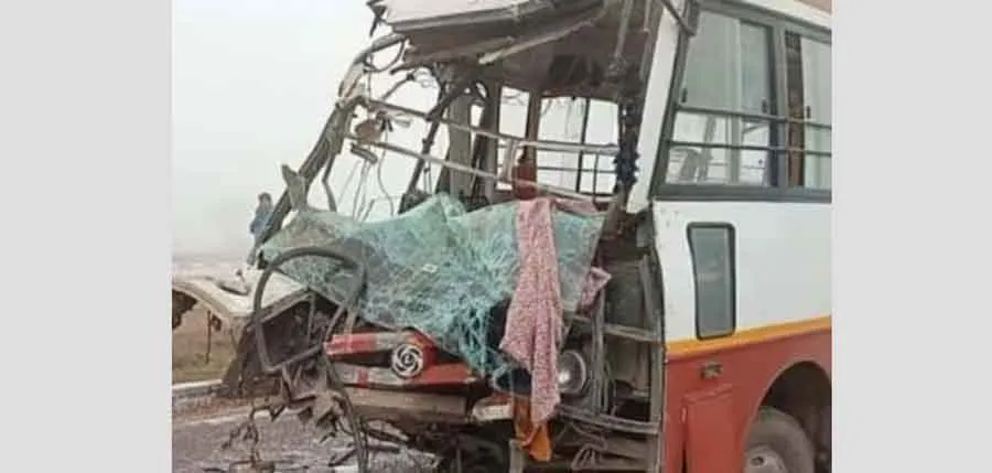 बहादुरगढ़ में ट्रक में भिड़ी बस, 20 घायल