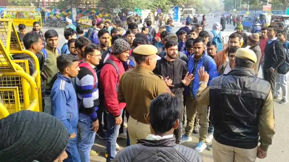 राजस्थान: पेपर आउट होने के विरोध में छात्रों ने किया रास्ता जाम