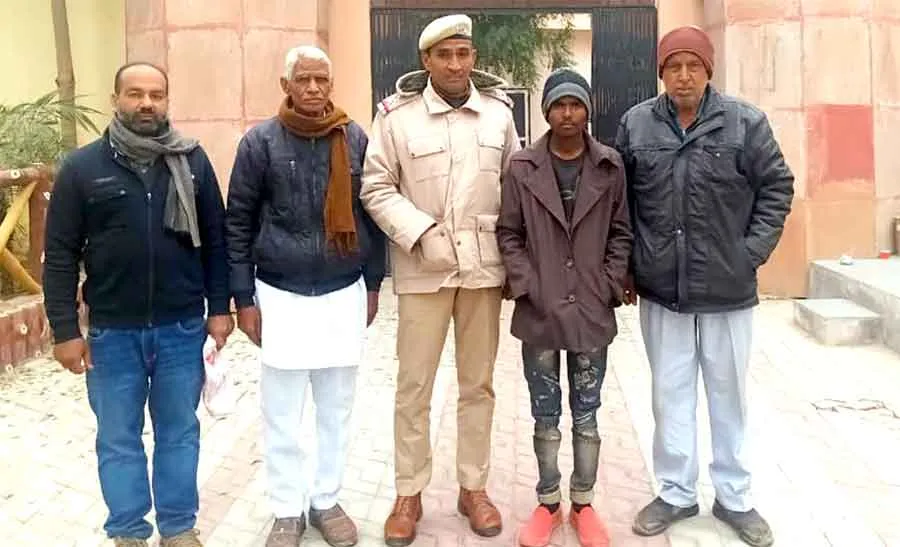 दिहाड़ी-मजदूरी के लिए असम से आए शख्स को असामाजिक तत्वों से बचाया