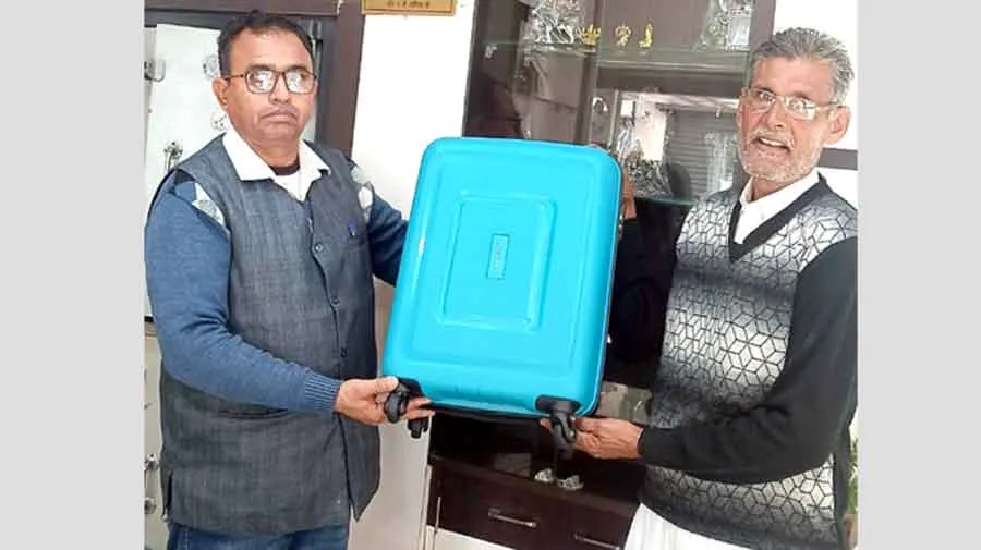 जसवीर इन्सां को मिला दूसरा बड़ा इनाम ट्रॉली बैग