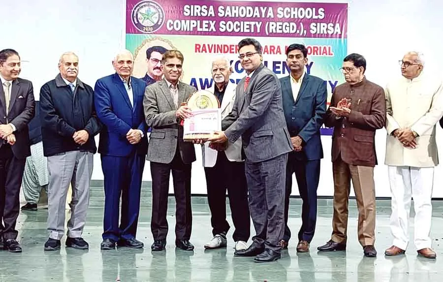 शाह सतनाम जी बॉयज व गर्ल्स स्कूल के प्रिंसिपल्स को सीबीएसई अधिकारी ने किया सम्मानित