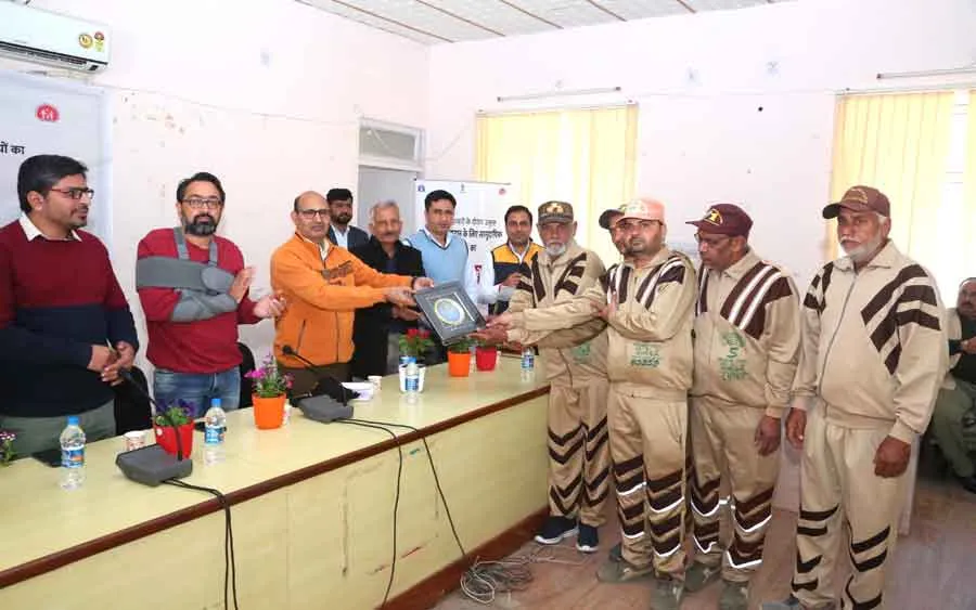 गजब: कोविड महामारी में उत्कृष्ट सेवाओं के लिए ग्रीन एस फोर्स विंग के जवान सम्मानित