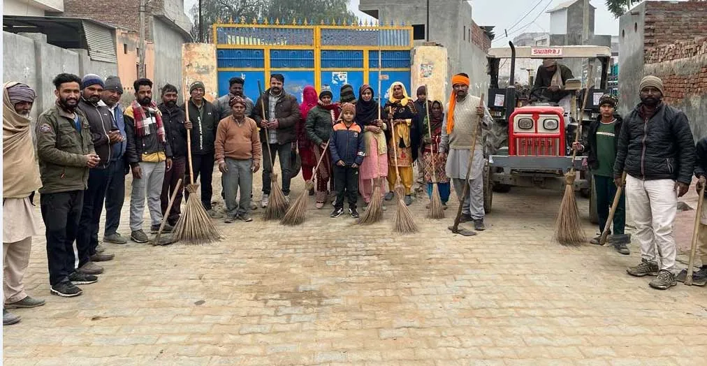 डेरा प्रेमियों ने कड़ाके की ठंड में पूरे गांव को किया साफ