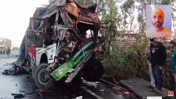 दो ट्रकों की टक्कर के बाद लगी आग, क्लीनर जिंदा जला