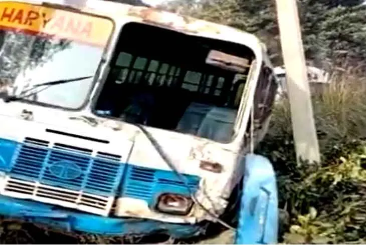 सोनीपत में पेड़ से टकराई रोडवेज बस