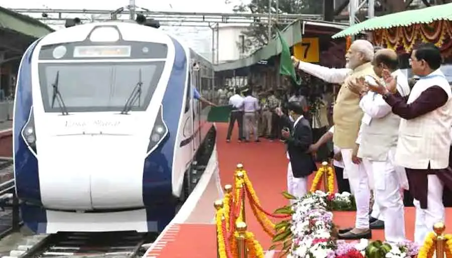 मोदी ने हावडा-न्यू जलपाईगुड़ी वंदे भारत एक्सप्रेस ट्रेन को हरी झंडी दिखाकर रवाना किया