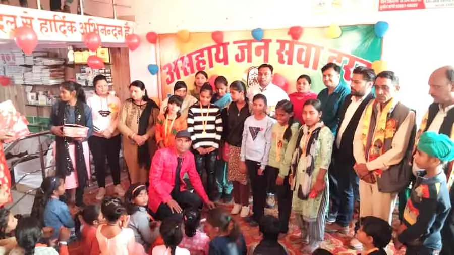 उकलाना: जरूरतमंद बच्चों को जूते व गर्म वस्त्र किए वितरित