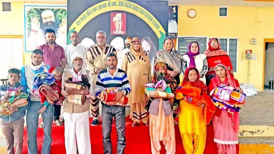 डेरा श्रद्धालुओं ने जरूरतमंद परिवारों को किए कंबल वितरित