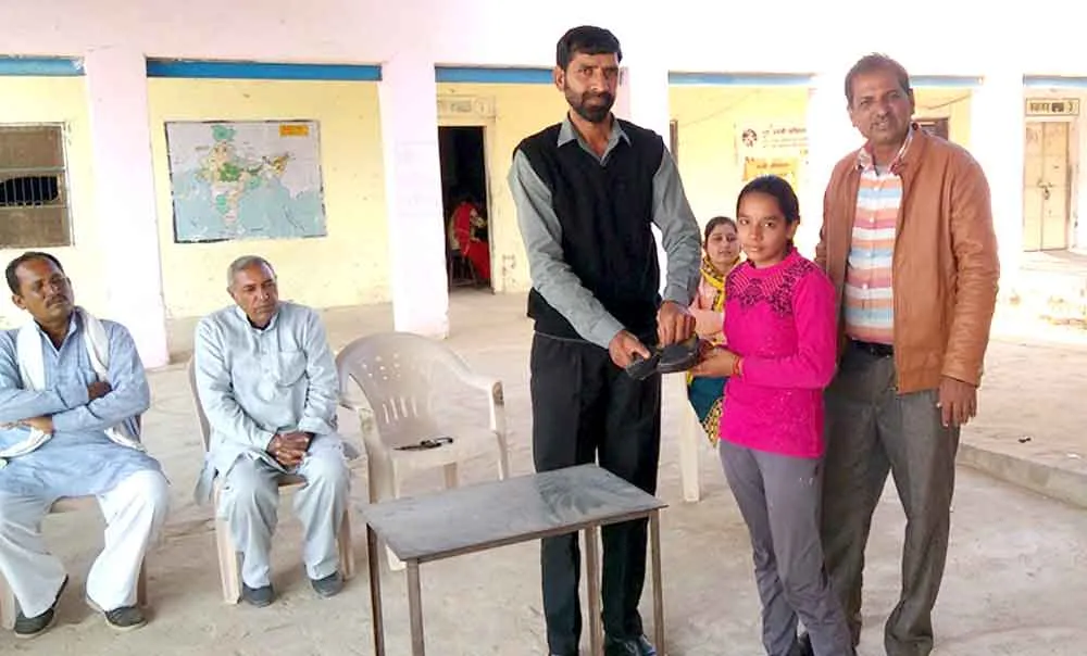 जरूरतमंद बेटियों को जूतों का वितरण