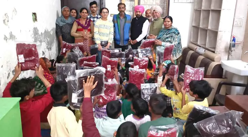 40 जरुरतमंदों बच्चों को बांटे गर्म वस्त्र