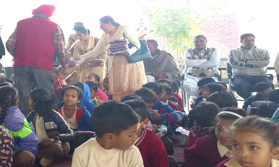 धर्मपत्नी की पुण्यतिथि पर 100 जरूरतमंद बच्चों को बांटे गर्म वस्त्र