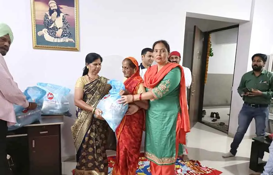 घर बनाने की खुशी में जरूरतमंदों को राशन वितरित