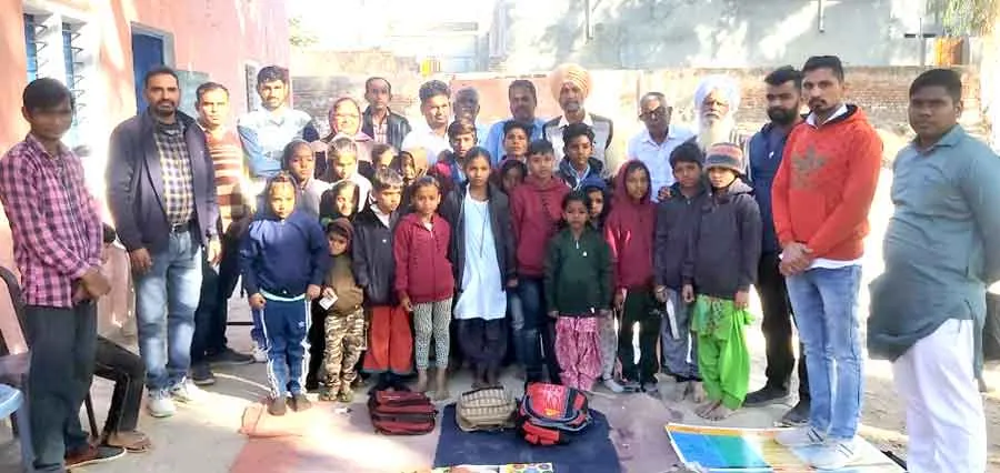 जरुरतमंद स्कूली बच्चों को जर्सियां वितरित