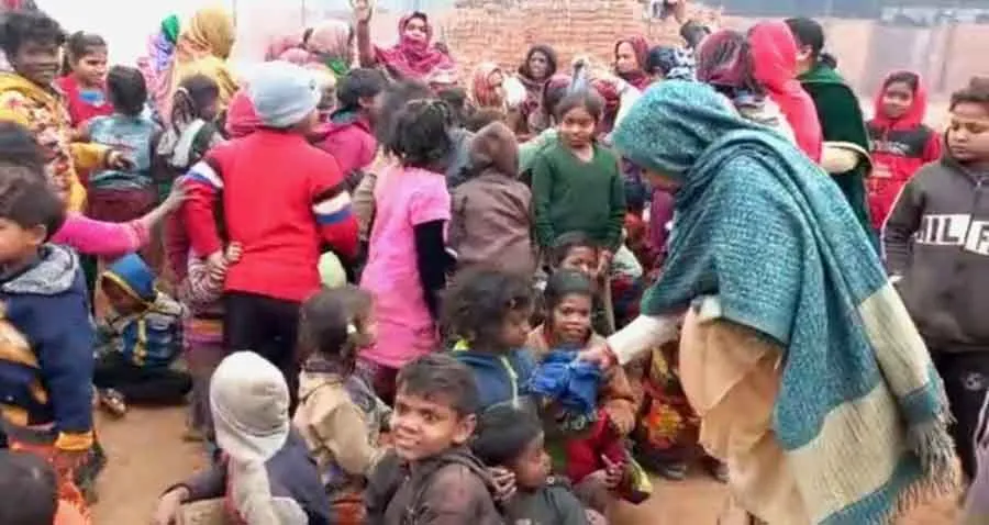 ब्लॉक लालरू की साध संगत ने 150 बच्चों को दिए गर्म कपड़े
