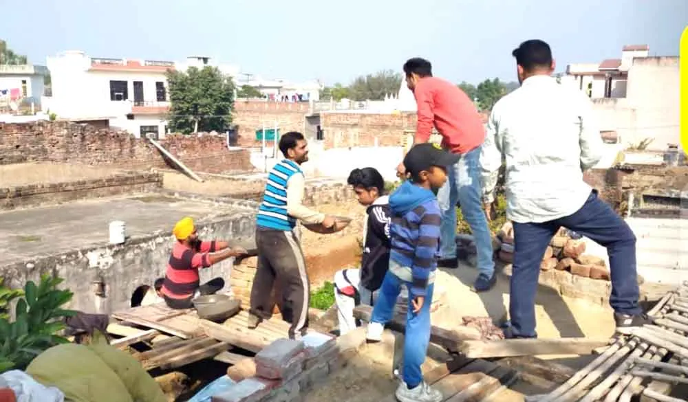 ब्लॉक हरदासपुर की साध-संगत ने पंचायत के सहयोग से घर की छत्त का डाला लैंटर