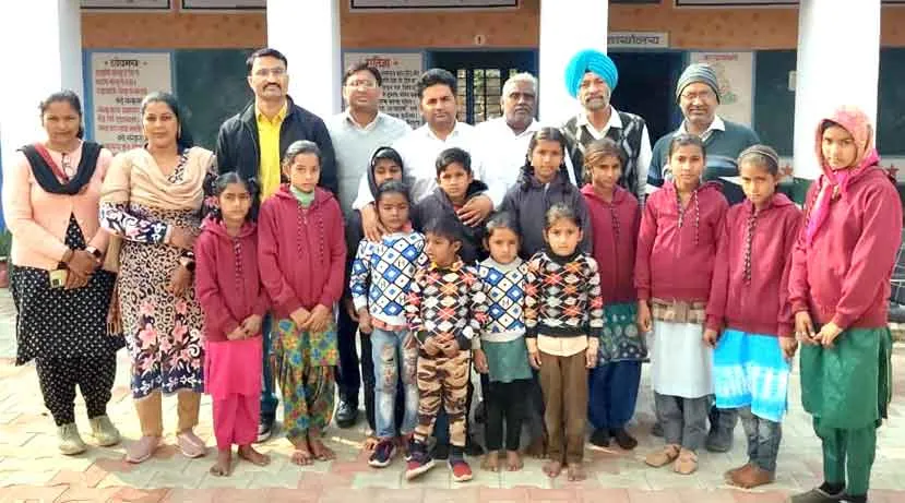 अति जरुरतमंद बच्चों को डेरा सच्चा सौदा के सेवादारों ने वितरित की जर्सियां