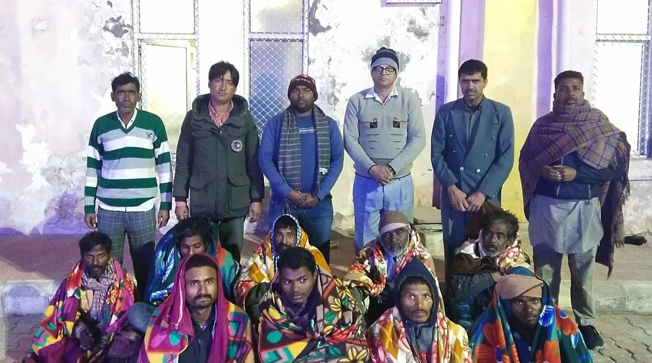 खुले आसमान में सर्द रातें गुजारने वालों की ली सुध, कंबल वितरित