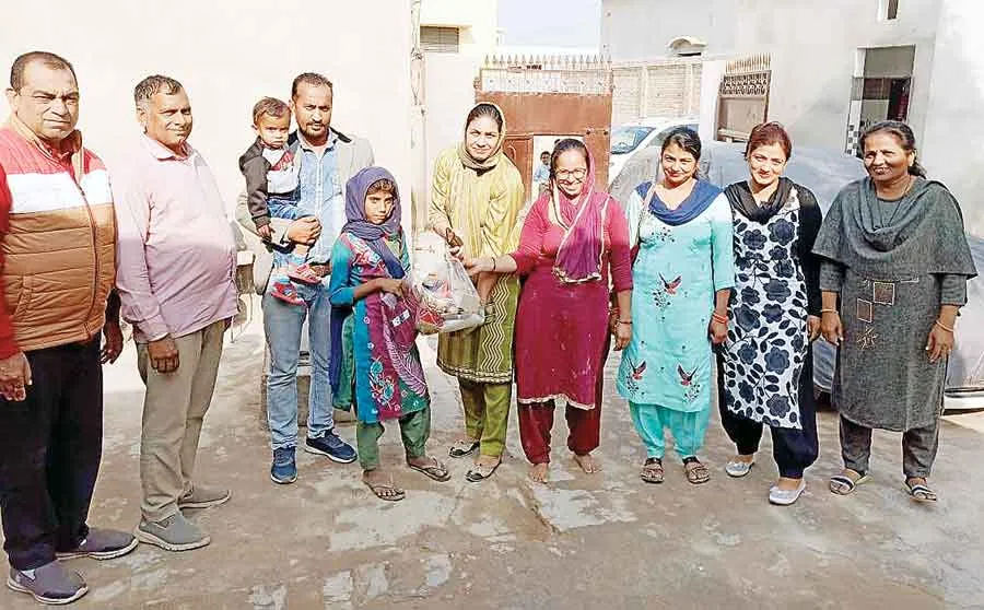 सेवादार पहुंचे जरूरतमंदों के घर उपलब्ध करवाया राशन व गर्म जर्सियां