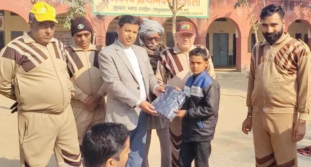 डेरा श्रद्धालुओं ने 85 स्कूली बच्चों को बांटी वर्दियां व जर्सियां