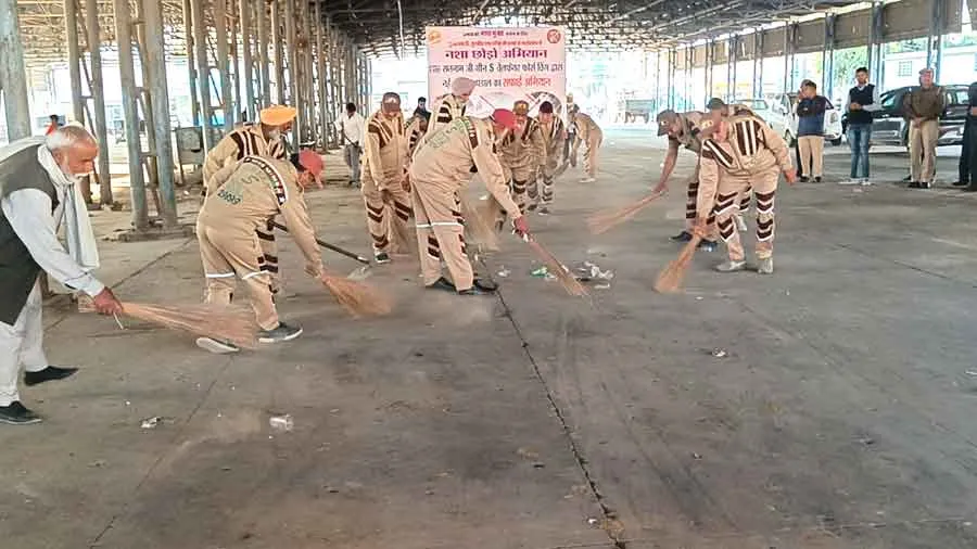 नशा विरोधी अभियान कार्यक्रम रविवार को, सेवादारों ने चलाया सफाई अभियान