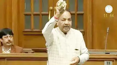 दिल्ली की विधानसभा में लहराई नोटों की गड्डियां