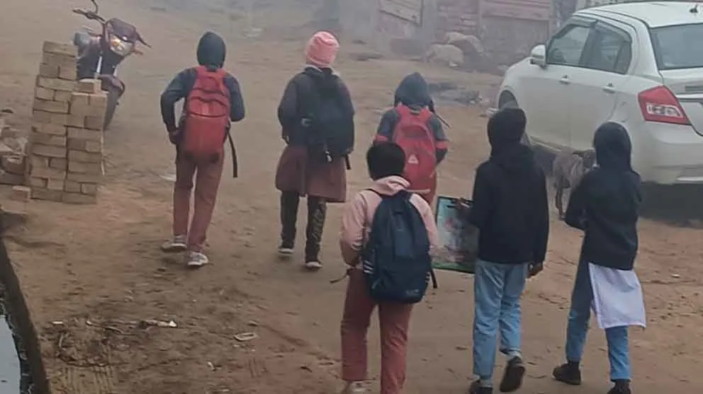 शीतलहर ने बढ़ाई ठिठुरन, बच्चे धुंध में पहुँचे स्कूल