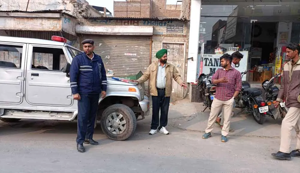 ट्रैफिक पुलिस ने नाकाबंदी कर काटे चालान