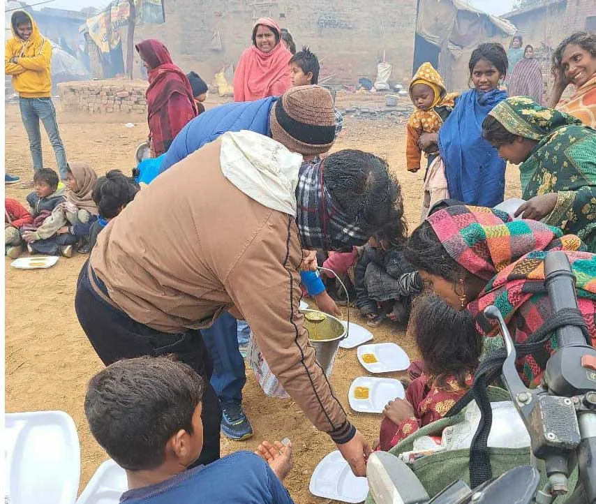 जरूरतमंदों को भोजन मुहैया कर मनाया नया साल