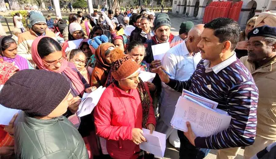 गृह मंत्री अनिल विज अस्वस्थ, शिकायतें लेने स्टाफ को भेजा