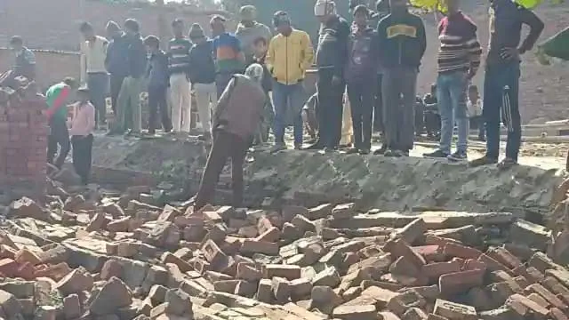 दीवार गिरने से एक परिवार के तीन सदस्यों की मौत