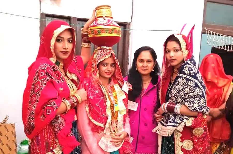 बेटी के जन्म पर कुआं पूजन कर मनाई खुशियां