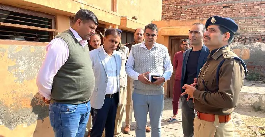 दम घुटने से पति, पत्नी व बेटी की संदिग्ध मौत