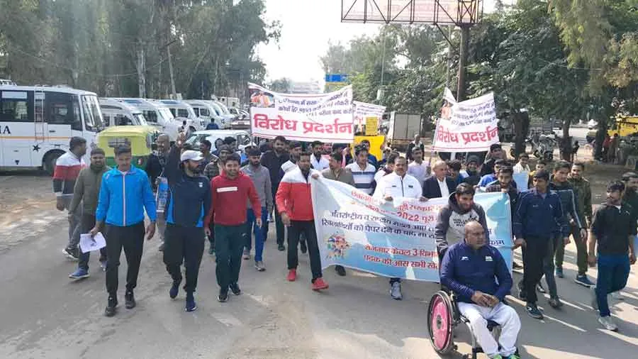 मांगों को लेकर सड़कों पर उतरे खिलाड़ी और कोच