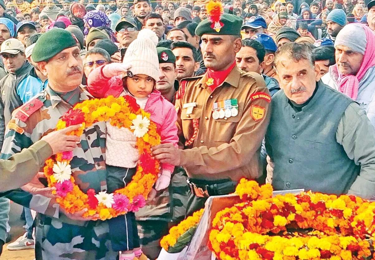 बेटी ने दी मुखाग्नि,पत्नी ने किया सेल्यूट, हजारों लोगों ने दी श्रद्धांजलि