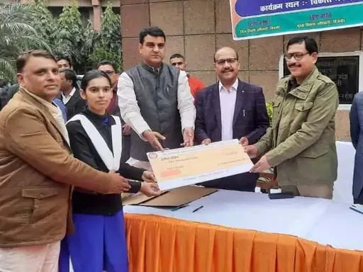 बिजनौर में उत्तर प्रदेश के स्थापना दिवस पर  भव्य कार्यक्रम, मेधावी छात्राओं को किया सम्मानित