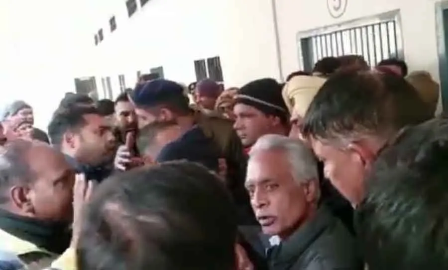 नगर परिषद् में रिश्वत मामले ने पकड़ा तूल, गोकुल पर केस दर्ज