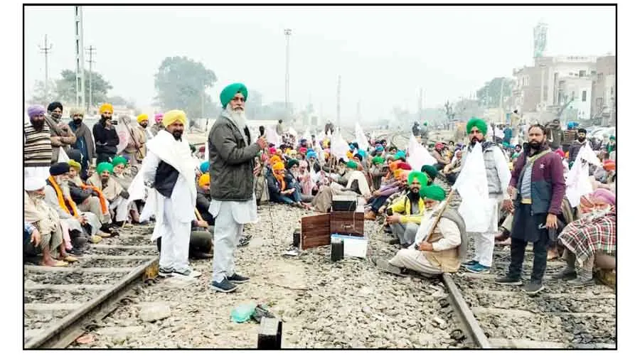 किसान मजदूर संघर्ष समिति ने 3 घंटे रोकी रेल, यात्री रहे परेशान