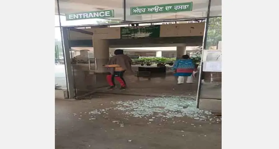 मोर्चरी से शव गायब, परिजनों ने अस्पताल में की तोड़फोड़