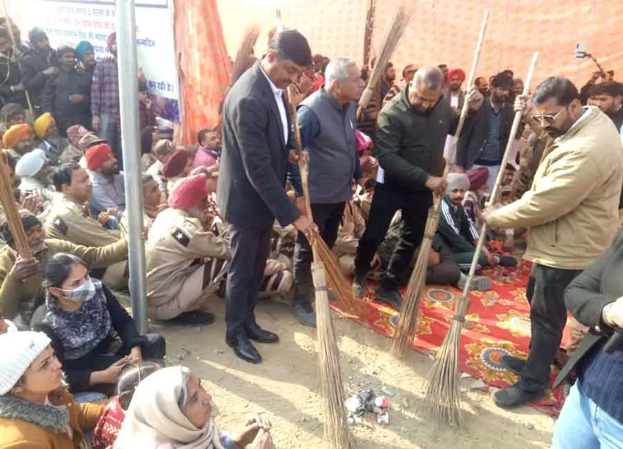 डेरा सच्चा सौदा के सेवादारों ने सफाई करके गुरुग्राम को चमकाया