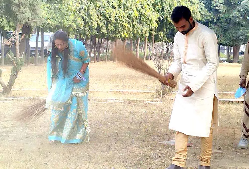 शादी से पहले सफाई महाअभियान में की भागीदारी