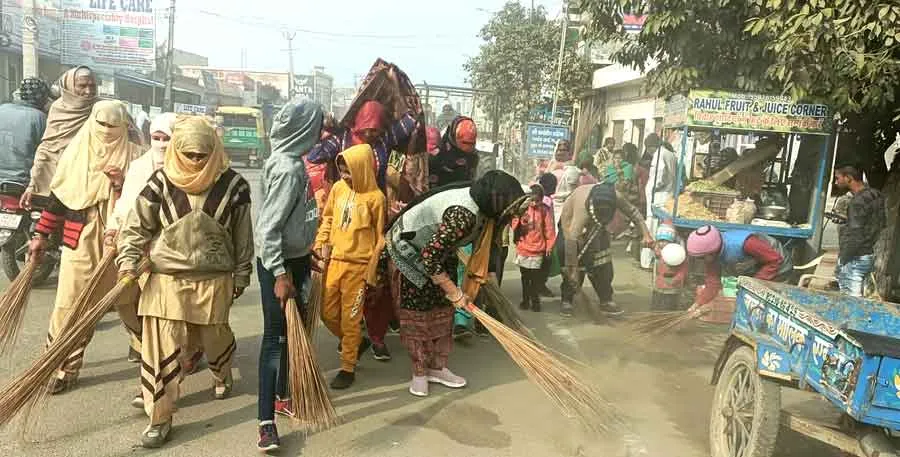 एक बार फिर कलायत की सड़कों पर हाथों में झाड़ू थामे डेरा अनुयायी, चंद घंटों में किया साफ