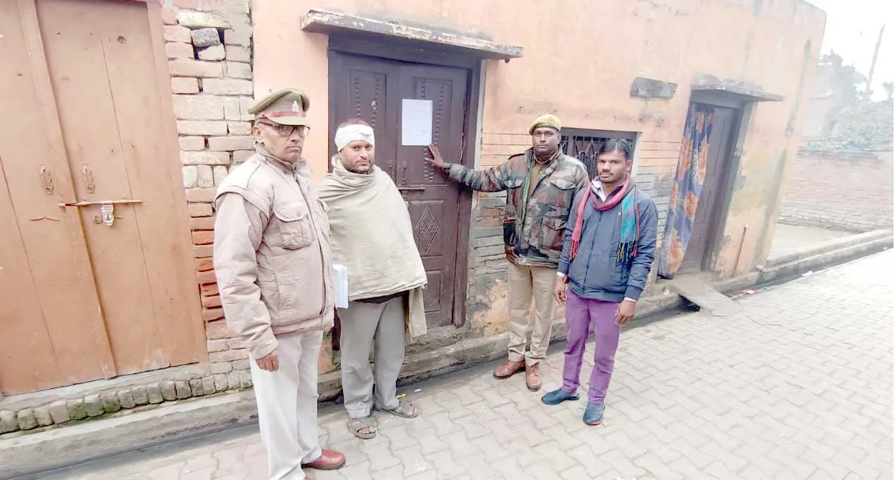 कोर्ट का नोटिस आरोपियों के घर किया चस्पा