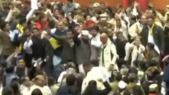 एमसीडी मेयर चुनाव की लड़ाई: आप और भाजपा पार्षदों के बीच जमकर चली कुर्सियां