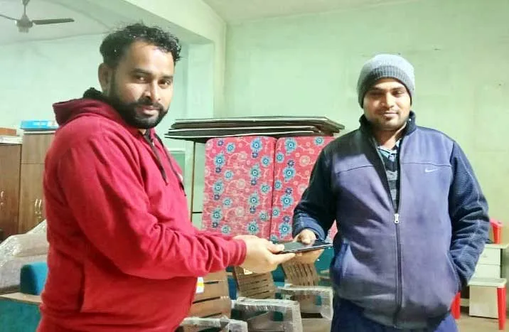 डेरा श्रद्धालू ने कीमती मोबाइल लौटाकर दिखाई ईमानदारी