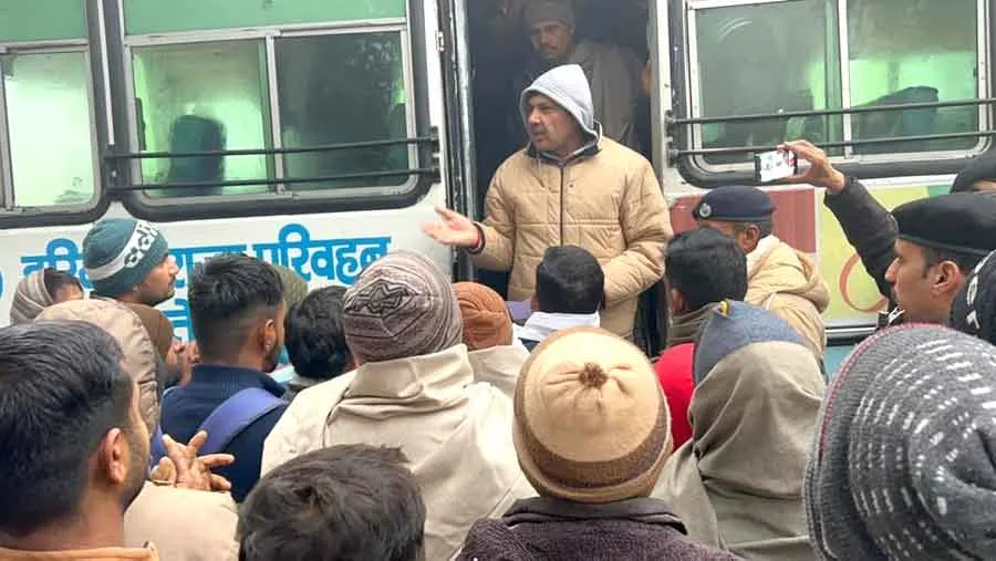 आपका मंत्री आपके साथ बस में कंडक्टर बनकर आया है…