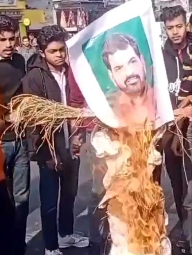 युवा कॉंग्रेस ने सांसद बृजभूषण शरण का पुतला फूँका